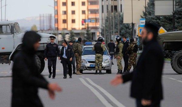 <p>Rusya'da Müslümanların yoğun yaşadığı İnguşetya'da bu sabah yollar kapatıldı.</p>