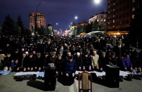 <p>Protestocular namaz kıldı.</p>
