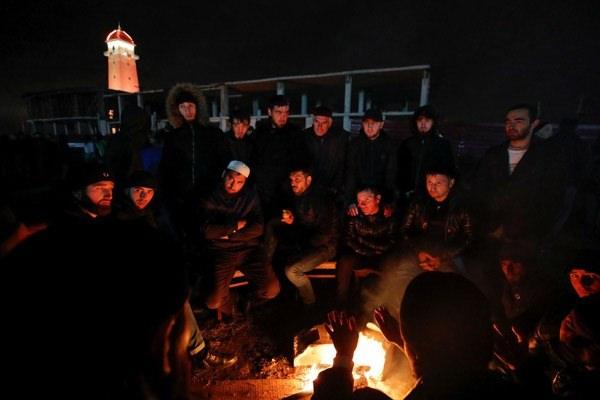 <p>Buna rağmen birçok protestocu sabaha kadar sokakta bekledi.</p>