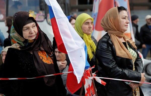 <p>Göstericiler arasında kadınlar da var.</p>