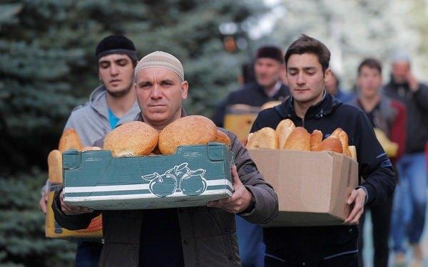 <p>Sabah saatlerinde protestoculara kahvaltı için ekmek getirildi.</p>