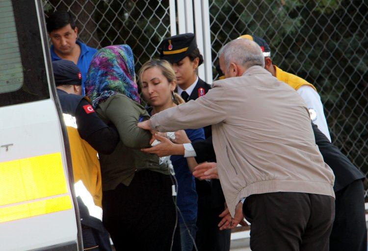 <p>Nişanlısının kamuflajını giyen ve tabuta sarılarak gözyaşı döken Nesrin Atağ, "Sana söz verdim. Dimdik ayaktayım. Hainleri sevindirmeyeceğim. Bizim hayallerimizi çaldılar. Umutlarımızı çaldılar” diye konuştu.</p>
