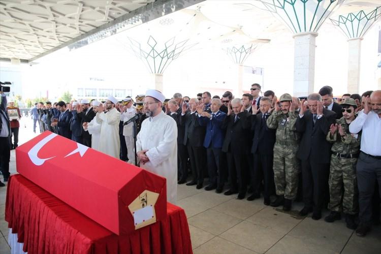 <p>Batman’da hain saldırı sonucu şehit olan 8 asker için cenaze törenleri düzenlendi. Cenaze törenlerinde yürek yakan anlar yaşandı...</p>
