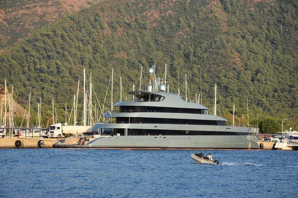 <p>Rengi ve gövde yapısıyla dikkat çeken yatı görenler ise bol bol özçekim yaptı.</p>

<p> </p>
