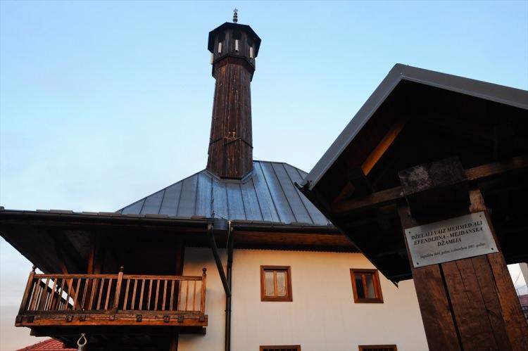 <p>Bosna Hersek'in farklı şehirlerinde kimi Osmanlı zamanında kimi ise daha yakın dönemde inşa edilmiş camiler, mütevazi mimarileri ve eşsiz güzellikleriyle kartpostal fotoğraflarını andırıyor.</p>

<p> </p>
