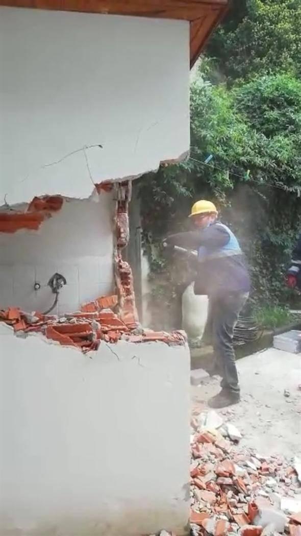 <p>Çalışmalarda ağaçlara zarar vermemek için iş makinesinin kullanılmadığı belirtildi.</p>