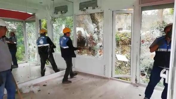 <p>Bu yüzden 3 gün sürmesi beklenen yıkımın 1 hafta sürebileceği kaydedildi.</p>
