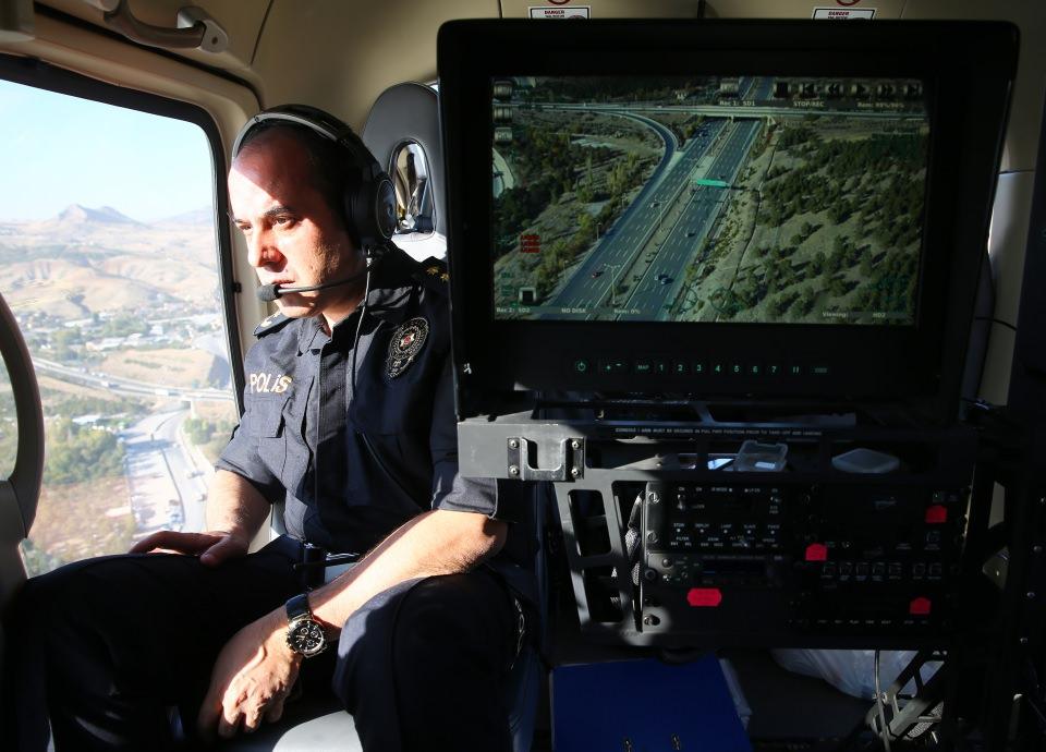 <p>Emniyet Genel Müdürlüğünce (EGM), helikopterle yapılan kontrollerde trafiğin yoğun olduğu yollarda kural ihlalinde bulunan sürücüler tespit edilerek cezai işlem uygulanıyor.</p>
