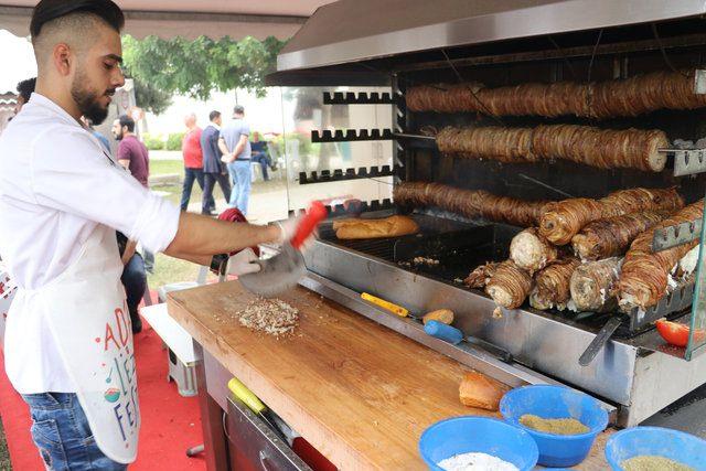 <p><strong>“Bu güzel maceranın bir parçası olduğum için çok gururlandım. Yemek pişirirken aslında ebedi bir çırak olarak kalıyoruz ve daima yeni şeyler keşfediyoruz. Bu festival sayesinde Adana'nın yerel mutfağını keşfedeceğim ve yeni teknikler öğreneceğim. Geleneksel mutfakları keşfetmek çok kültürlü tatların karışımlarını ve bir ülkenin kültürünü öğrenmemi sağlıyor. Bu keşif sonrasında kendi mutfağıma yeni ilham kaynakları taşıma şansı bulacağım için çok heyecanlıyım”</strong> dedi.</p>
