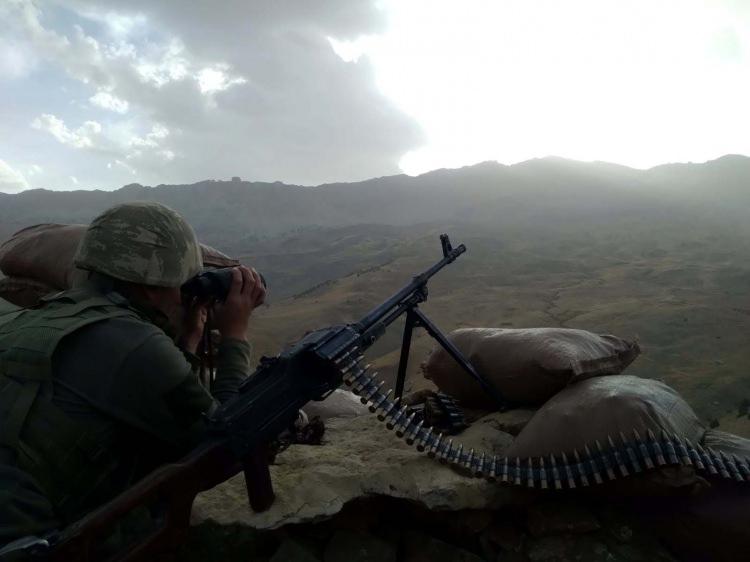 <p>Terör örgütü PKK'ya yönelik kararlılıkla yürütülen mücadelede önemli görev üstlenen komandolar, gerçekleştirdikleri hava destekli operasyonlarla terör örgütüne ağır darbe vuruyor.</p>

<p> </p>
