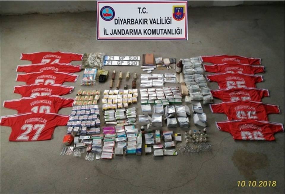 <div>2'si terör örgütüne bilerek ve isteyerek yardım etmek suçundan aranan 6 zanlı hakkında yasal işlem başlatıldı. Bu arada, ele geçirilen malzemeler arasındaki, arkasında "vurguncular" yazılı çok sayıda forma dikkati çekti.T</div>