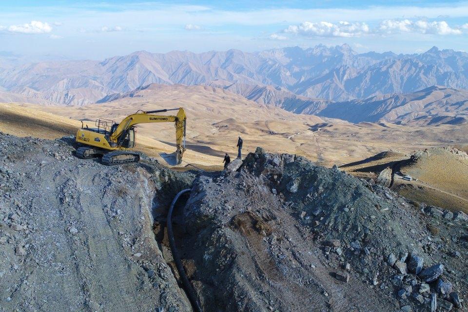 <p><strong> 203 kilometrelik doğal gaz hattı çekiliyor</strong></p>
<p>Ekipler, şehir merkezine yaklaşık 18 kilometre mesafedeki 3 bin 400 rakımlı Berçelan Yaylası'nda rüzgar, soğuk hava, yağmur ve zorlu arazi şartlarına rağmen çalışmalarını yürütüyor.</p>