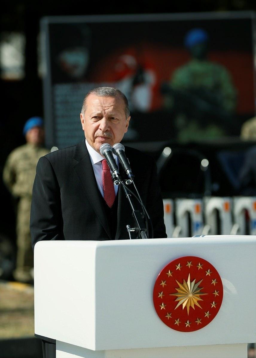 <p>Türkiye Cumhurbaşkanı Recep Tayyip Erdoğan, Isparta Terörizmle Mücadele Eğitim ve Tatbikat Merkezi Komutanlığı'nda 2018/8. Dönem Uzman Erbaş Komando Temel Kursiyerleri Bröve Takma törenine katılarak konuşma yaptı.</p>
<p> </p>