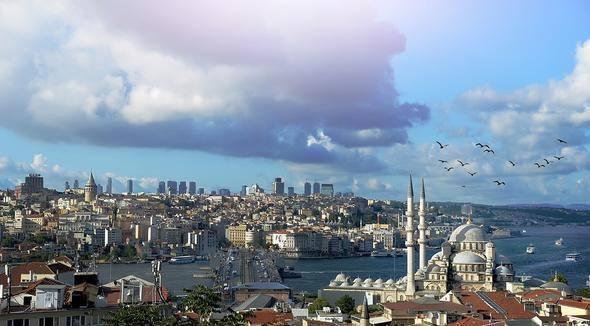 <p>Türkiye genelinde konut fiyatlarında en yüksek 5 ilin değerleri, İstanbul'da en çok yatırım yapılan ilçeler açıklandı? 6 ayda konut fiyatları artacak mı?</p>

<p>Tüm Türkiye‘de konutların ortalama metrekare satış fiyatı 2 bin 193 TL olarak saptandı. </p>
