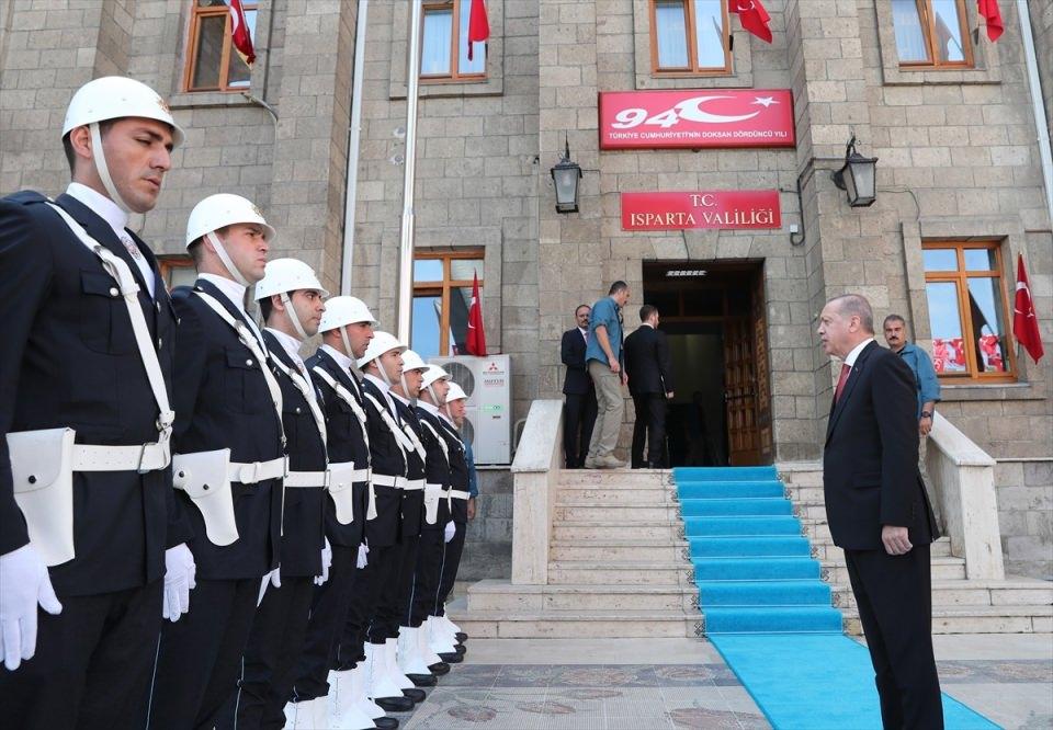 <p>Türkiye Cumhurbaşkanı Recep Tayyip Erdoğan, Isparta Valiliği'ni ziyaret ederek tören mangasını selamladı.</p>
<p> </p>