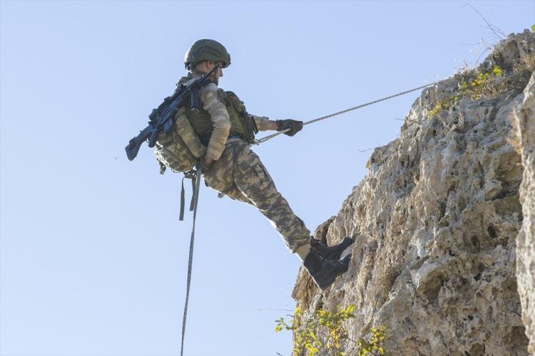 <p>Operasyon emri için her daim hazır bekleyen komandolar, tehdidi uzaktan karşılayarak teröristi yerinde tespit edip, etkisiz hale getiriyor.</p>
<p> </p>
