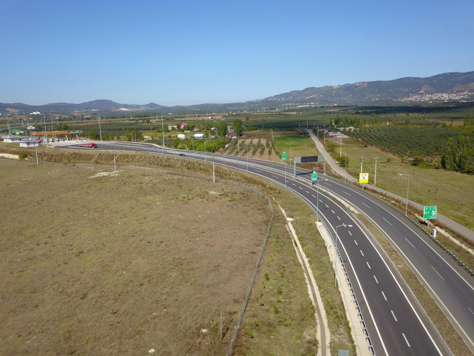 <p>İstanbul ile İzmir arası karayolu ulaşımını 9 saatten 3,5 saate indirecek Gebze-Orhangazi-İzmir Otoyolu'nun yüzde 95'i tamamlandı.</p>
