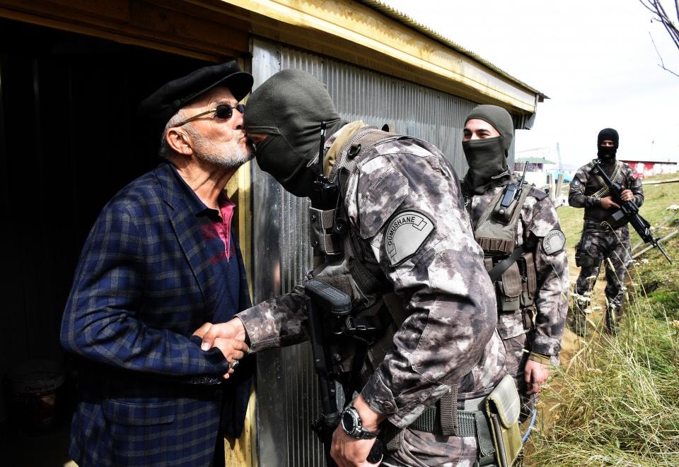 <p><strong> "Sizler, bizim bekçilerimizsiniz"</strong></p>
<p>Güvenlik güçlerine her türlü yardımı yapmaya hazır olduklarını ifade eden Algan, "Allah ömrünüze bereket versin. Siz ne derseniz bizim ona boynumuz kıldan incedir. Sizler bizim evladımızsınız. Bizim bekçilerimizsiniz. Allah size kaza bela göstermesin. Sizleri gördüm mü sarılasım geliyor." sözleriyle duygularını dile getirdi.</p>