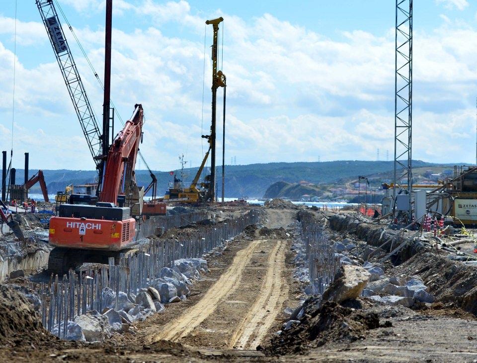 <p>Yaman, mühendislerinden işçisine bütün çalışanların ülkenin uçak gemisine ev sahipliği yapacak bu yatırımda görev almaktan gurur duyduğunu dile getirerek, "Havuz inşaatı bittiğinde ülkemizin denizcilik ve gemi yapım sektörü gücüne güç katmış olacağız. Uçak gemisi ve muadili büyüklükteki bütün gemilerin yapımı için Türkiye bu sayede bir cazibe merkezi olacak. Destanlar kenti Çanakkale, 103 yıl önce verdiği kurtuluş mücadelesinin tesiriyle bizlere ilham kaynağı olmaya devam edecektir." ifadelerini kullandı.</p>

<p> </p>
