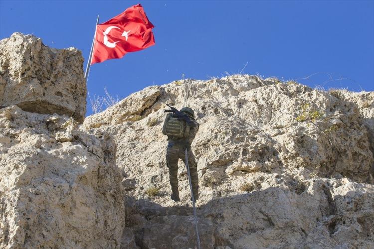 <p>Tam donanımlı son teknoloji malzeme ve teçhizatlarla güçlendirilen komandolar, teröristlere karşı amansızca yürütülen operasyonlarda başarı sağlıyor.</p>
<p> </p>
