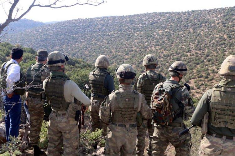 <p>Gabar, Cudi ve Bestler Dereler bölgelerindeki PKK'lı teröristlere korku salan, bulundukları yerden hareket dahi edemeyecek duruma getiren komandolar, bölgenin güvenliğini sağlayarak dosta güven veriyor, düşmana korku salıyor.</p>
<p> </p>