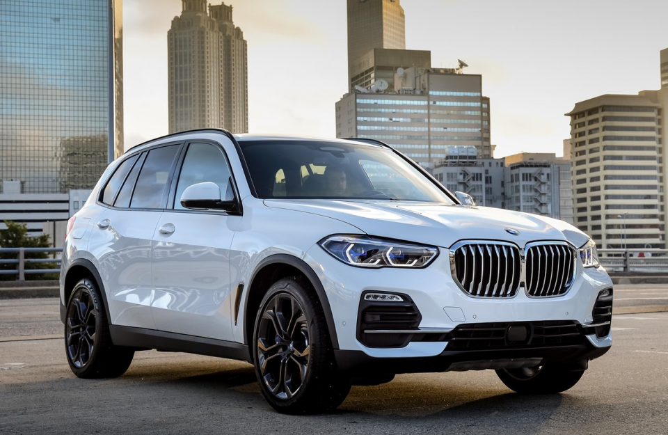 <p>Yeni BMW X5, LED farlarla standart olarak gelirken, Adaptive LED Farlı BMW Laserlight opsiyon olarak belirlenebilir.</p>