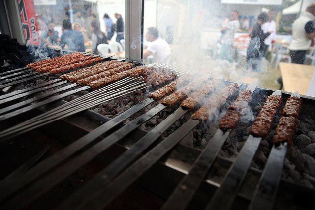 <p>Adana kebabının Adanalı'lar için ayrı bir önemi olduğuna değinen Çelik, sözlerine şöyle devam etti:</p>
