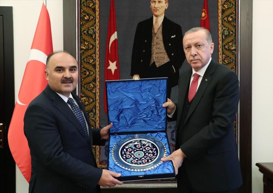 <p>Türkiye Cumhurbaşkanı Recep Tayyip Erdoğan, Isparta Valiliği'ni ziyaret ederek Vali Şehmus Günaydın'ı kabul etti.</p>
<p> </p>