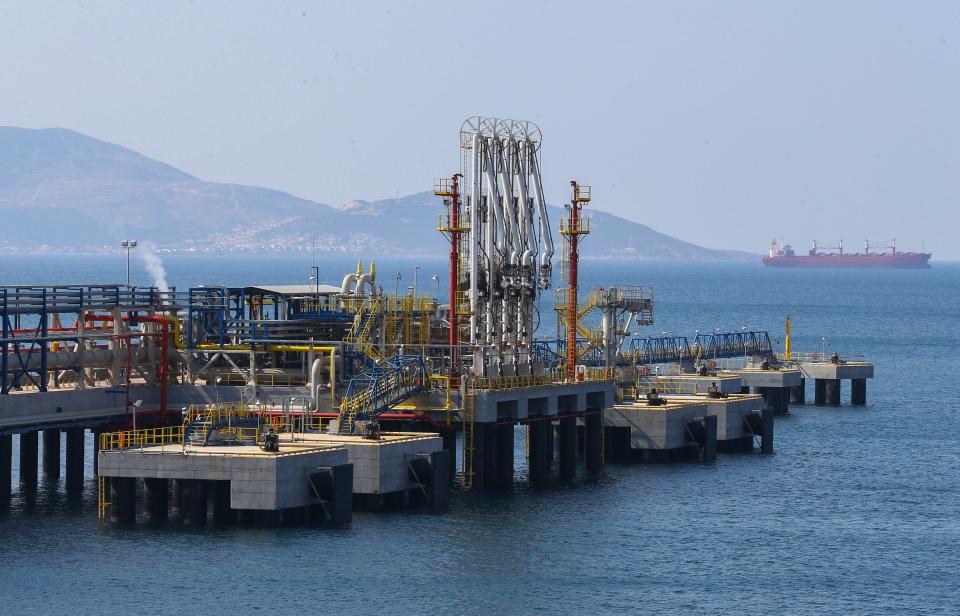 <p>İzmir'in Aliağa ilçesindeki PETKİM kampüsü yanında 2011 yılında inşaatına başlanan rafineri, 2 bin 860 dönüme yayılan 3 iskelesi ve 20 üretim tesisiyle bir organize sanayi bölgesiyle aynı büyüklüğe sahip.</p>

<p> </p>
