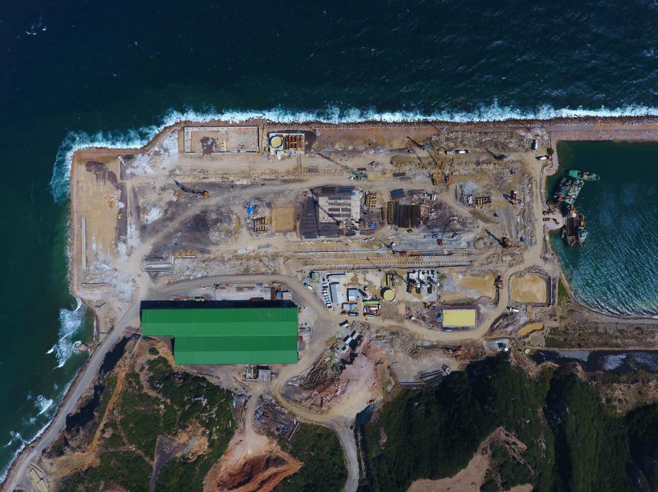 <p>İÇDAŞ'ın Çanakkale'de yer alan Değirmencik çelik ve enerji üretim tesisleri ile tersanesinin bulunduğu kampüste yapımına başlanan "Yerli ve Milli Uçak Gemisi Yapım Havuzu", 370 metrelik boyu ve 70 metrelik genişliğiyle tamamlandığında ülkenin en büyük gemi inşa alanı unvanına sahip olacak.</p>

<p> </p>
