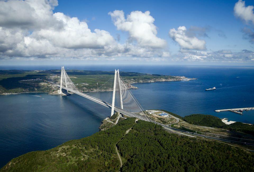 <p>Marmara ve Karadeniz sahilleri, İstanbul Boğazı kıyılarının ve İSKİ içme suyu havzalarının kirletilmesine asla müsaade etmeyeceklerini söyleyen Uysal, "Çevre Koruma Daire Başkanlığımız aracılığıyla birebir bu konuda takipler yapılıyor. Aslolan kirletmemek, kirletmeden sahip çıkmaktır. Çünkü kirletildikten sonra ceza kesilmiş olsa bile onun tekrar temizlenmesi için çok daha büyük maliyetler ödeniyor. İstanbullular olarak bunun en büyük acısını Haliç'te gördük ve yaşadık. Onun için denizlerimizi, çevremizi ve su havzalarımızı kirletmemek, İstanbul adına yapılabilecek en önemli ve en birinci görevimizdir." değerlendirmesinde bulundu.</p>
<p> </p>