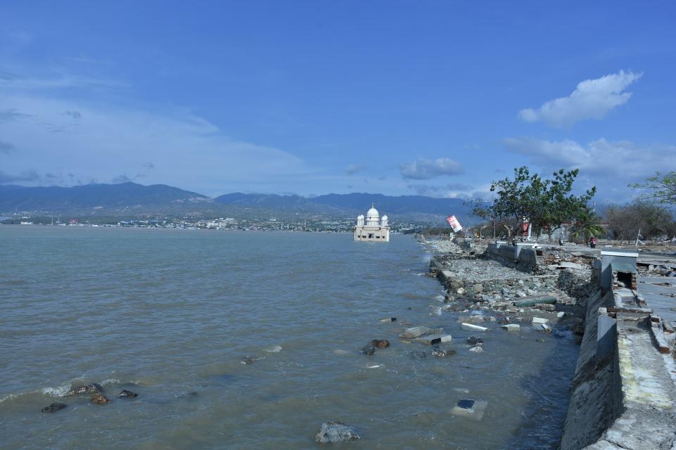 <p>Endonezya'nın Palu şehrinde deniz kenarında bulunan cami, deprem ve tsunamide payandaları çökmesine karşın yıkılmadı.</p>
