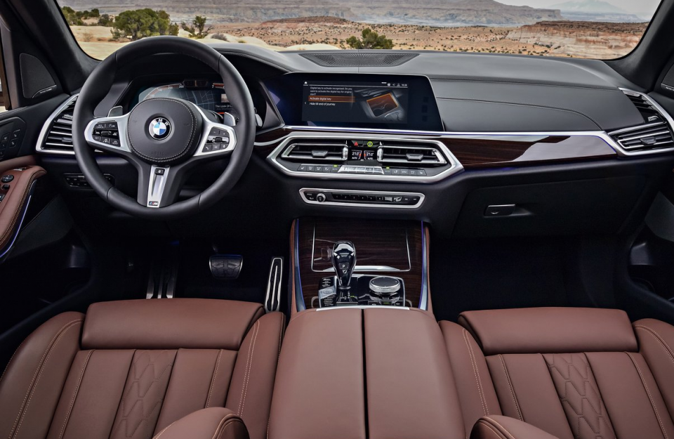 <p>Modern, açıkça yapılandırılmış ve zarif yüzeyler, yeni BMW X5'in içinde geniş bir alan hissi yayar. Gerçekten de, ön ve arka yolcuların hepsi, özel bir ambiyans boyunca geniş bir konaklama imkanı sunmaktadır.</p>