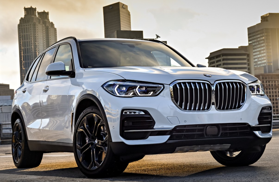 <p>Ön ucun en dikkat çeken parçası, tek parça şeklinde aracın önünü çevreleyen BMW ızgarası olarak dikkat çekiyor.</p>