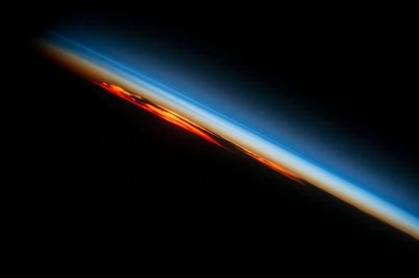 <p>Güneş, Atlas Okyanusu üzerinde batıyor. Birkaç dakika sonra Güneş'in son ışınları da gözden kaybolunca Uluslararası Uzay İstasyonu'ndan bakıldığında Dünya'nın görünen yüzü yavaş yavaş tamamen karanlığa gömülmüş olacak.</p>

<p> </p>
