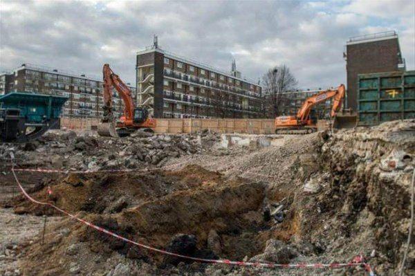 <p>İşçiler 2.Dünya Savaşı'ndan kalan patlamamış bir bomba buldular. </p>

<p> </p>
