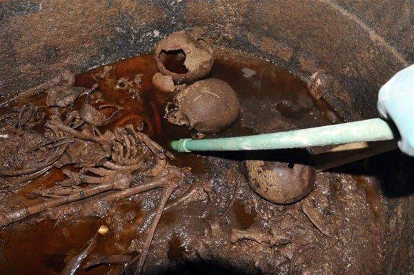 <p>Bilim insanları, daha önce Büyük İskender’in kalıntılarını içerdiği düşünülen tabuttan dekompozisyona uğramış 3 tane mumya çıkardı.  </p>

<p>​</p>

