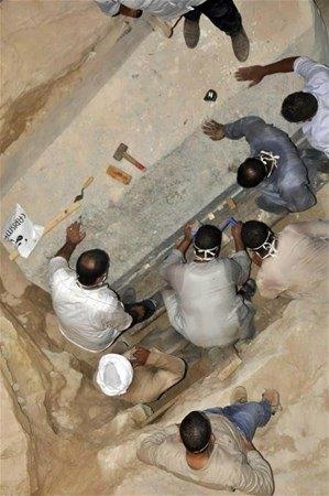 <p>“Bugün antik lahiti açtık ve lanetlenmedik. Bulunan mumyaların birinin kafatasında çok sayıda kırık var. Bu durum onun keskin ve sert bir cisimle yaralandığı gösteriyor.” </p>
<p> </p>