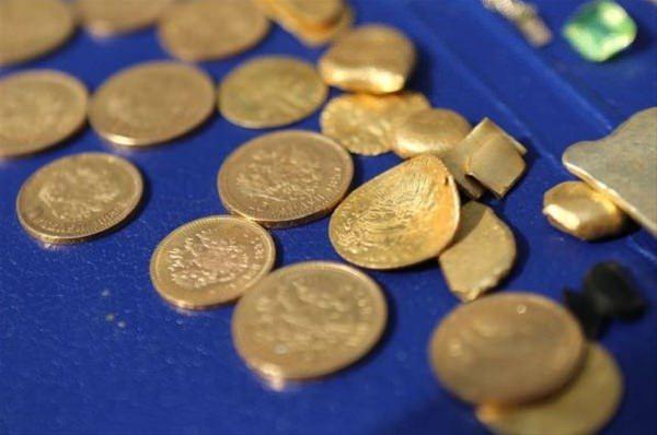<p>Çıkanların değerinin yaklaşık 15 bin dolar olduğu tespit edildi. Kutudan çıkanların bir süreliğine müzede sergileneceği bildirildi. </p>
<p> </p>