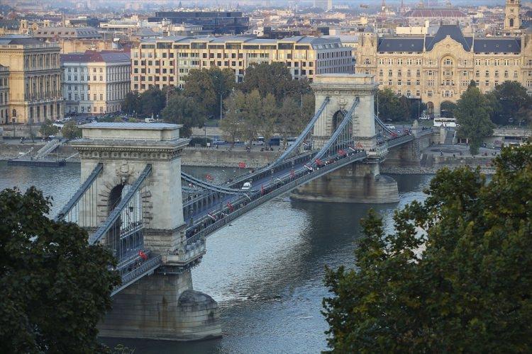 <p>Macaristan'ın başkenti Budapeşte'nin simgelerinden Zincir Köprüsü, Cumhurbaşkanı Erdoğan'ın ziyareti dolayısıyla Türk ve Macar bayraklarıyla süslendi.</p>
