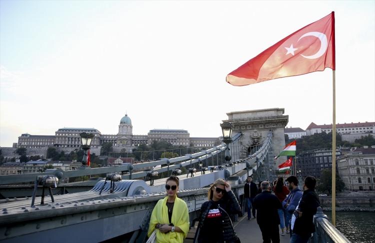 <p>Macaristan Cumhurbaşkanı Janos Ader'in davetine icabetle bu ülkeye resmi ziyarette bulunacak olan Türkiye Cumhurbaşkanı Recep Tayyip Erdoğan'ın 8-9 Ekim'deki programı dolayısıyla Budapeşte'nin simgelerinden Zincir Köprüsü (Lanchid) Türk ve Macar bayraklarıyla süslendiği görüldü.</p>
