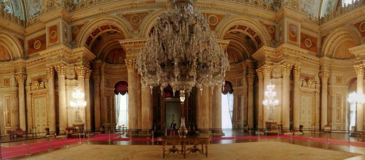 <p>Girişte karşılaşılan Medhal Salon, üst kat ile bütünlük kuran ve protokol kimliğini taşıyan Kristal Merdiven, elçilerin buyur edildiği Süferâ Salonu ve Padişah’ın huzurunda bulundukları Kırmızı Oda; İmparatorluğun tarihsel görkemini vurgulayacak şekilde zenginleştirilmiş ve döşenmiştir. </p>