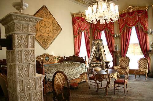 <p>Oda ve salon ilişkileri açısından, geleneksel Türk Evi taslağının oldukça geniş boyutlarda uygulandığı bir yapıdadır. Beden duvarları taştan, iç duvarları tuğladan, döşemeleri ahşaptan temel atılmıştır.</p>