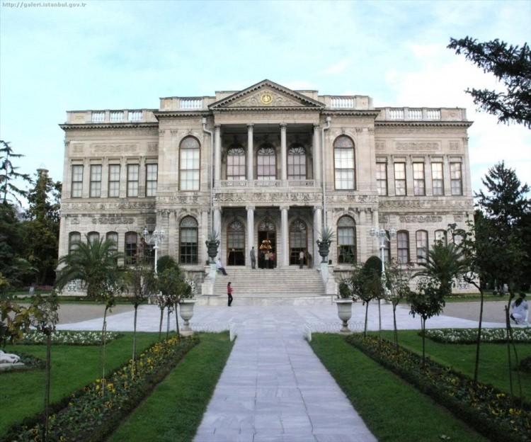 <p>Saraydaki özel dairede, Padişah için, mermerleri Mısır’dan getirilmiş ihtişamlı bir hamam, çalışma odaları ve Sultan’ın günlük yaşantısını devam ettirdiği yemek ve dinlenme odaları bulunmaktadır. Aynı katta bulunan ve Halife Abdülmecid’in kitaplarından oluşan kütüphane ilgi çekici mekânlardan biridir.</p>