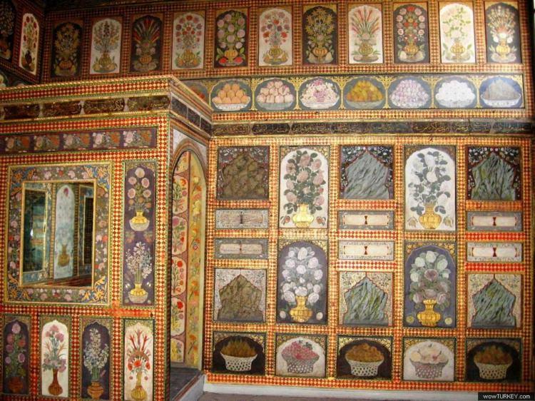 <p>Harem ve Mâbeyn bölümleri arasında yer alan Muâyede Salonu; Dolmabahçe Sarayı’nın en yüksek ve en ihtişamlı salonudur.</p>