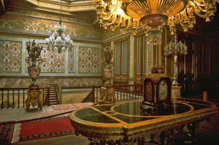 <p>Salonun avizesi, Sultan Abdülmecid tarafından İngiltere’den sipariş verilip satın alınmıştır. </p>