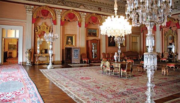 <p>Topkapı Sarayı’nın aksine, Harem, artık Saray’dan ayrı tutulmuş bir mimari ya da mimariler topluluğu olmayacaktır; aynı çatı altında, aynı mimari bütünlüğü içerisinde kurulmuş özel bir yaşama birimidir.</p>