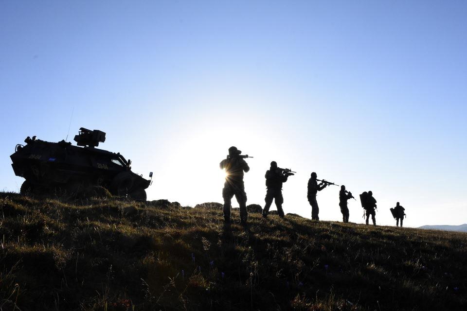 <p>Kapısını çalarak yayla evinde yaşam malzemesi bırakmaması konusunda uyarılan 67 yaşındaki Adil Ayaz da sevgi gösterisiyle karşıladığı PÖH'lere yaylayı terk ederken evinde yaşam malzemesi bırakmama sözü verdi.</p>
<p> </p>