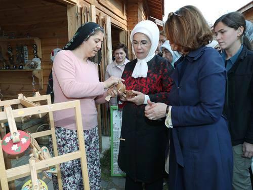 <p>Ankara Beypazarı'nda kurulan Yaşayan Köy müzesini ziyaret eden Emine Erdoğan orada bulunan her bir kadınla ayrı ayrı ilgilendi.</p>
