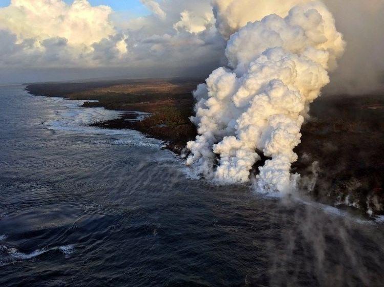 <p>Leon, patlamaların meydana geldiği yanardağdan püsküren lavların 600 metrelik bir alana yayıldığını ifade etti.</p>
